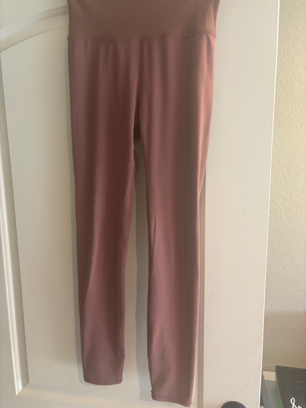 Vuori High-Waist Ribbed Waist Leggings in Tan